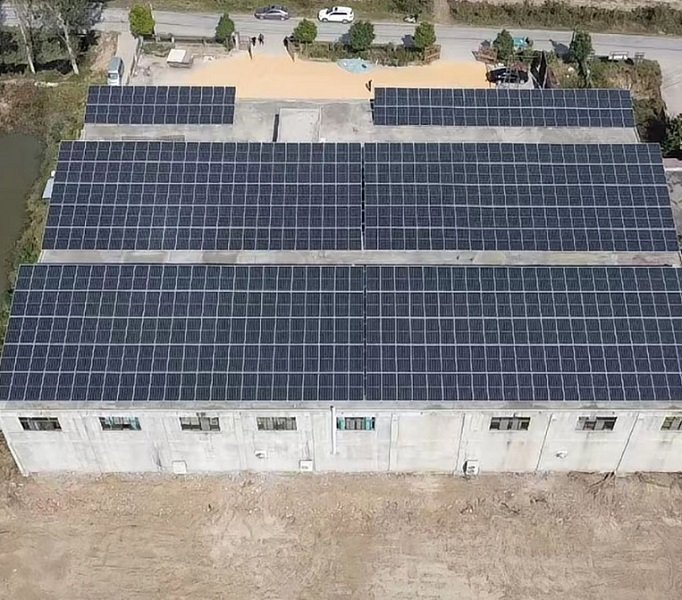 200KW On-grid Flat Roof Photovoltaic System for Vietnam Hospital